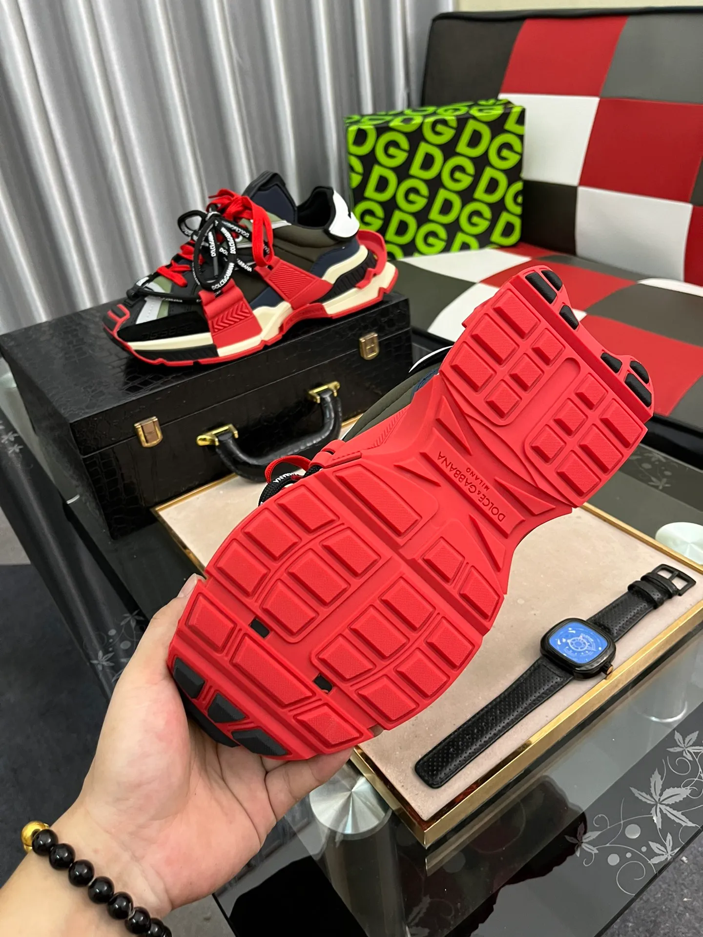 Ex-factory price 680⌚️⌚️Dolce&Gabbana Dolce & Gabbana space series D&G dad shoes, casual sports shoes for couples, original purchase, development and production. The DG TOGETHER series is designed with the new generation of young people, the source of inspiration from the brand DNA’s modern perspective, as the starting point for design. Brand new Space calfskin and suede leather sneakers, embellished with technical fabric details, 3M reflective leather splicing, integrating the iconic elements of the brand's two major series: the cool silhouette of the Daymaster series and the smart temperament of the NS1 series. Exquisitely packaged at the delivery counter🛍📦 ▪️ Fabric: Original customized cowhide + technical mesh ▪️ Lining: imported terry velvet ▪️ Sole: original molded multi-material combination ▪️ Bottom thickness: 5CM ▪️ Size: Women's 35-40 / Men's 39-46